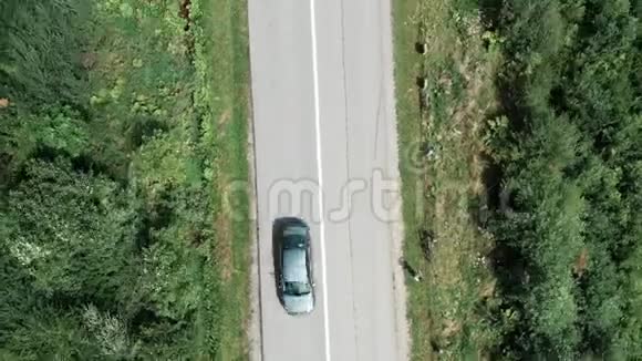 山道俯视图无人机沿巷道飞行高空俯瞰公路与汽车之间的树木青木路视频的预览图