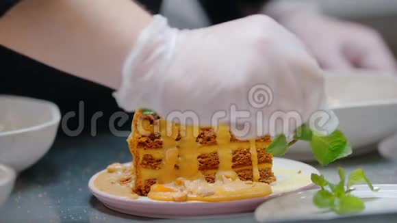 餐厅厨房提供带薄荷糖的蜂蜜蛋糕视频的预览图