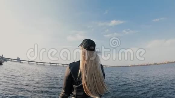 在河边码头慢动作享受阳光的女人视频的预览图