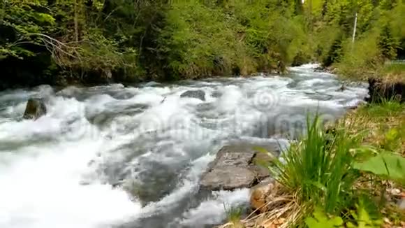 一条快速山河的侧景大自然视频的预览图