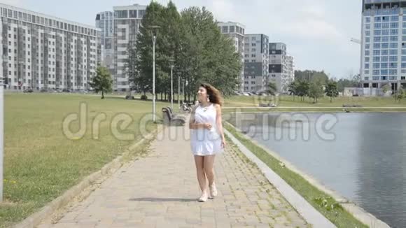 在公园里的小路上散步的女孩视频的预览图