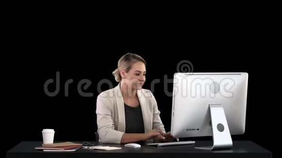 从清晨起我就在查看我的邮箱AlphaChannel一位在电脑上工作的兴奋妇女视频的预览图