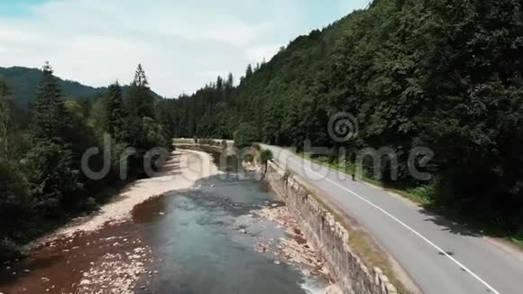 无人机沿着山河飞行景色优美喀尔巴阡山脉令人难以置信的景色有教养的三项运动员骑马视频的预览图