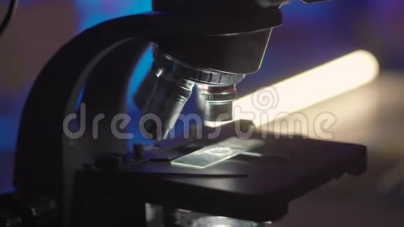 实验室显微镜的特写视频的预览图