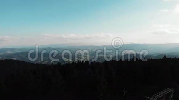 日落时分在松树森林上空飞行在山上飞行喀尔巴阡山脉令人难以置信的景色空中无人驾驶飞机视野视频的预览图