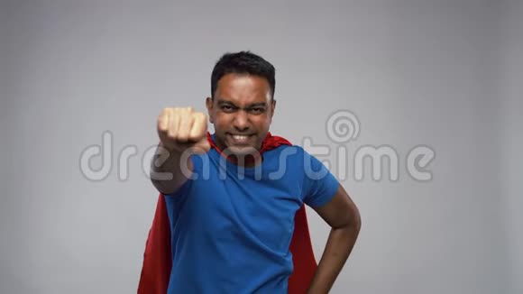 印度男子超级英雄披风飞过灰色视频的预览图