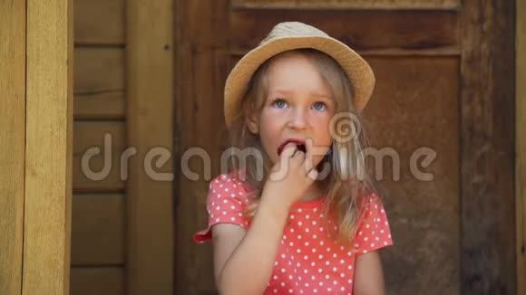 接近小女孩吃新鲜草莓视频的预览图