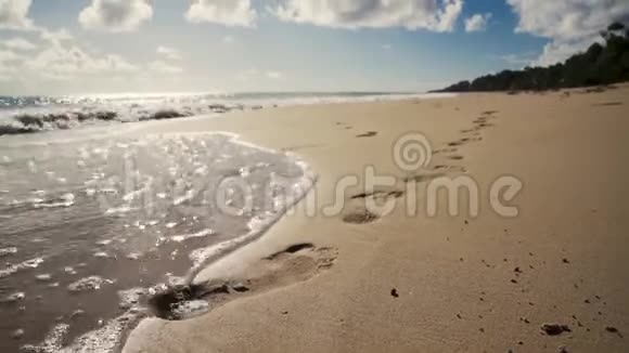 加勒比海沙滩上的脚印视频的预览图