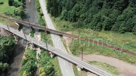 两座混凝土铁路桥梁的空中无人机景观铁路桥梁通过小河的俯视图新旧铁路视频的预览图