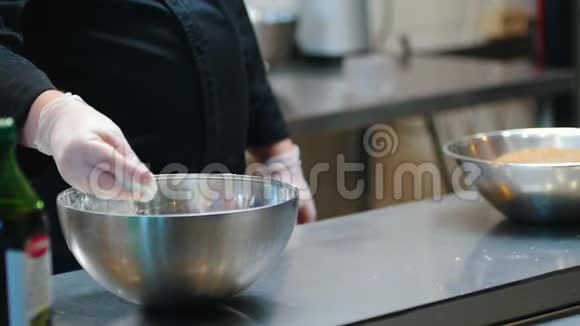 厨房厨师在台面上洒面粉视频的预览图