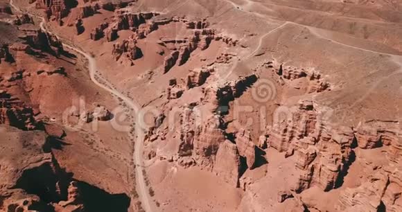 大查林峡谷和一对白人年轻夫妇不同品种的红岩视频的预览图