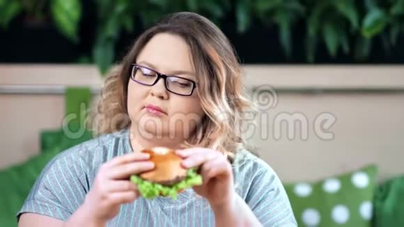 可疑肥胖妇女饮食拒绝不健康汉堡快餐的画像视频的预览图