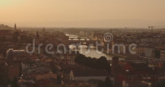 日落时观看佛罗伦萨城的全景背景是群山旅游生活方式城市理念拍摄于红色视频的预览图