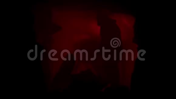 红色信号耀斑在黑暗的自然洞穴中燃烧使洞穴墙壁上的阴影库存录像有人在里面迷路了视频的预览图