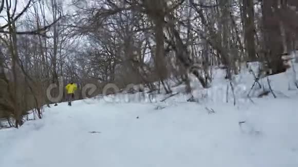 在冬季森林里手持一张长胡子的健康人从山上跑下来视频的预览图