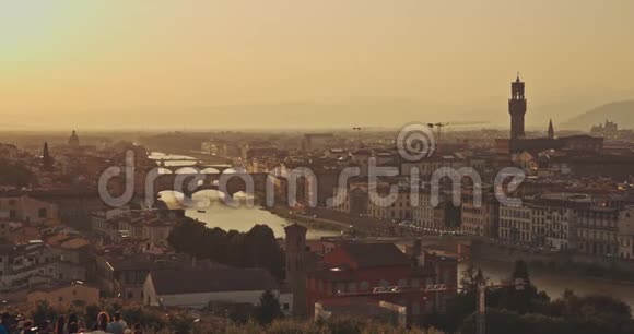 日落时佛罗伦萨的全景背景是群山旅游生活方式城市观念视频的预览图