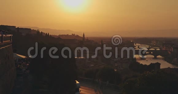 日落时佛罗伦萨城市全景背景是群山旅游生活方式城市观念视频的预览图