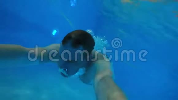 有运动身体的年轻人正在水下游泳视频的预览图
