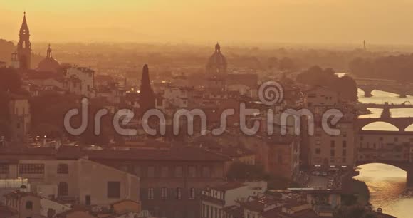 佛罗伦萨金色日落的全景背景是群山的轮廓旅游生活方式城市视频的预览图