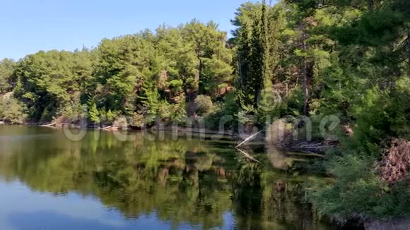 希腊有湖泊树木和建筑物的景观视频的预览图
