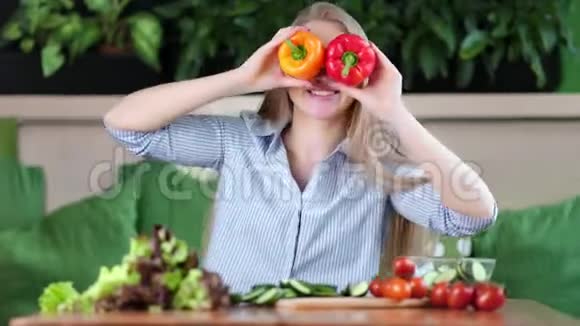 快乐的女人用甜椒在眼睛上跳舞中等特写视频的预览图