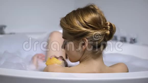 少女沐浴用海绵洗身日常美容程序后景视频的预览图