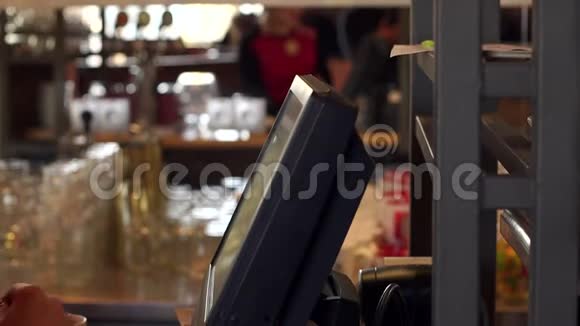 服务员的特写咖啡厅的触摸屏上视频的预览图