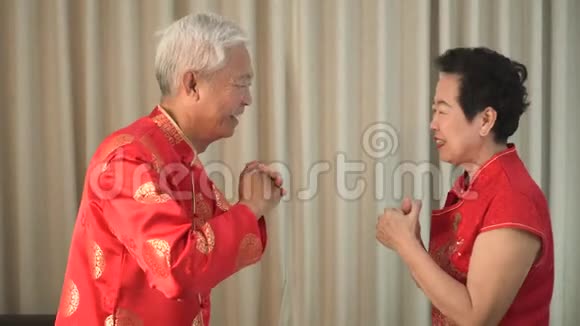 亚洲长者夫妇庆祝农历新年视频的预览图