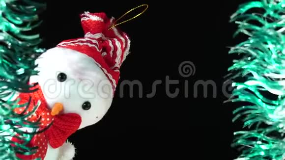 可爱的雪人戴着红帽子鞠躬从现场看着你黑色背景下的圣诞问候喜庆的心情新年视频的预览图