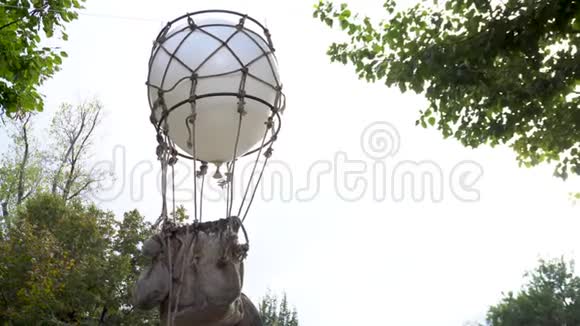 悬挂在公园里的小气球的景色视频的预览图