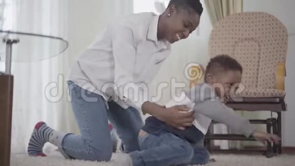 快乐的非裔美国妈妈和她淘气的孩子玩夫妻关系自由职业者视频的预览图
