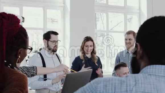 健康舒适的工作场所快乐年轻的首席执行官商人领导团队在现代办公会议慢动作红色EPIC视频的预览图