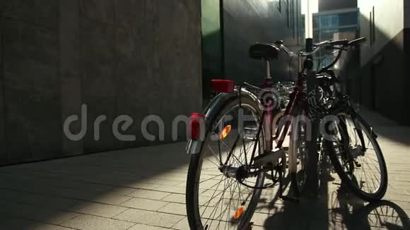 自行车组停放在自行车公园背景是商业建筑视频的预览图