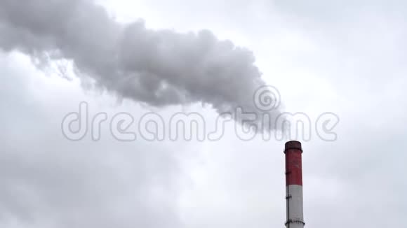 工厂烟囱在日出时产生烟雾鸟瞰空气污染的概念视频的预览图
