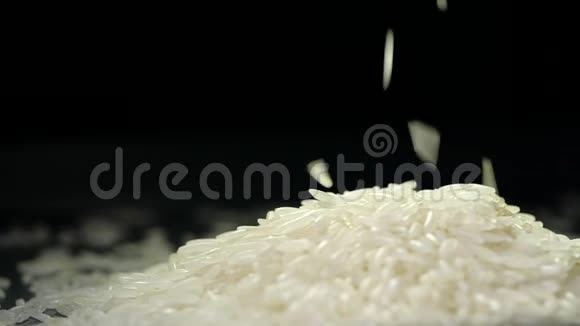 水稻在黑色背景下缓慢运动视频的预览图