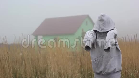 在一个废弃的房子附近的巴拉克拉瓦雾中的幽灵视频的预览图