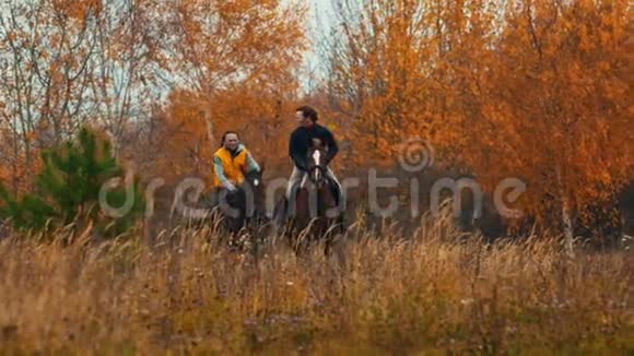 两个女人骑在马背上在田野上奔跑得很开心视频的预览图