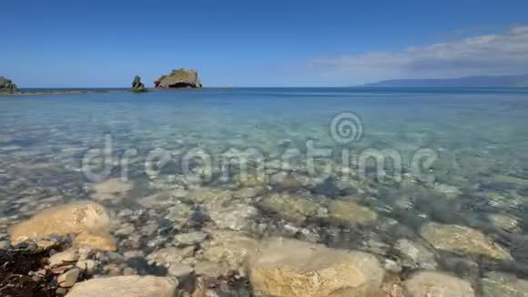 海水透明底部有鹅卵石暑假视界视频的预览图