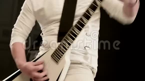 特写时尚的独奏吉他手头上戴着可怕的锁黑色背景上穿着白色的衣服视频的预览图
