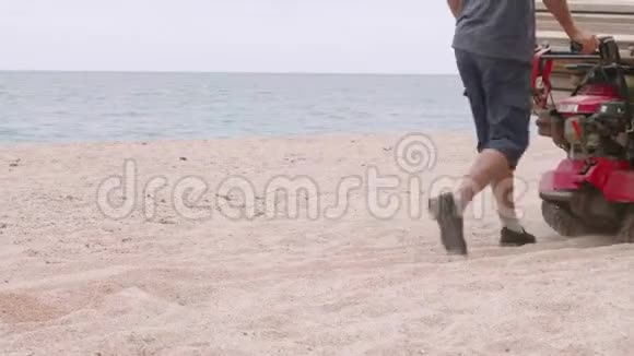 两个人在沙滩上的手推车里移动木架视频的预览图