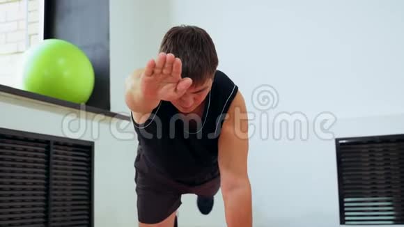 中年人在健身房里做普拉提视频的预览图