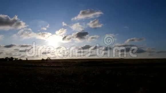 草原上的日出阳光透过云层照耀海草云在蓝天上奔跑视频的预览图