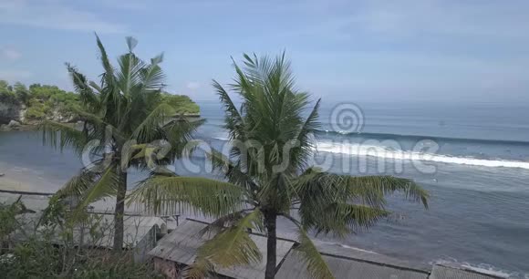 印度尼西亚巴厘岛巴拉干海滩的鸟瞰图视频的预览图