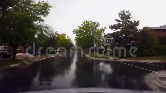 白天在雨中驾驶住宅郊区司机视角POV郊区景观视频的预览图