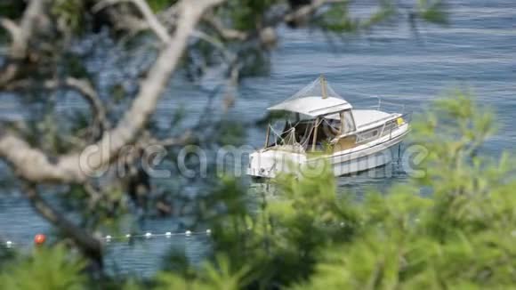 在炎热的夏日木船停泊在小湾视频的预览图