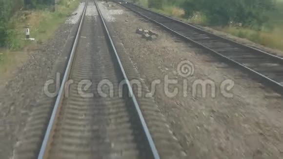 火车在铁路上行驶视频的预览图
