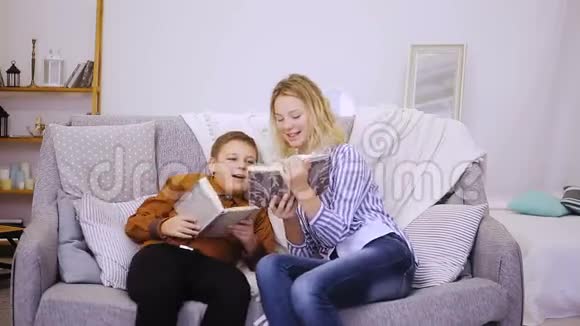 男孩和女孩读一本书视频的预览图