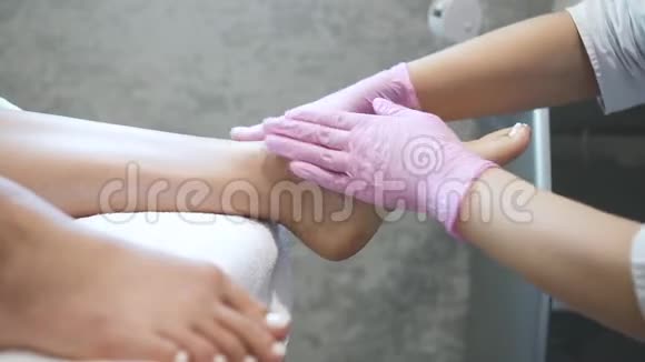 医学概念和诊所办公室背景与女性梳洗脚视频的预览图