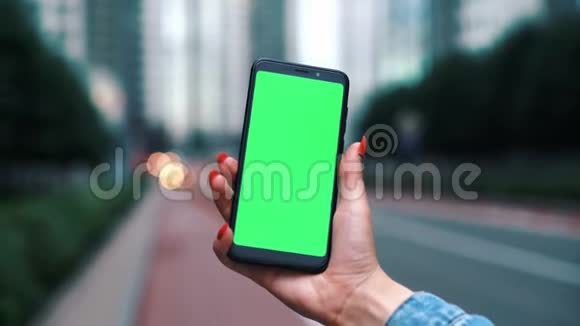 乌克兰基辅2019年6月5日美丽的女孩手里拿着智能手机手里拿着绿色屏幕手里拿着绿色屏幕视频的预览图