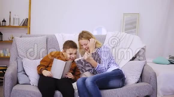 男孩和女孩读一本书视频的预览图